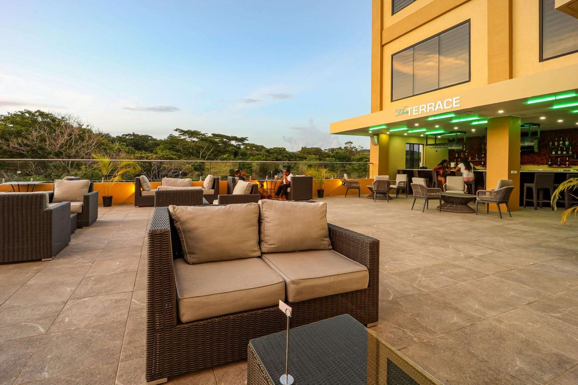 Signal Hill Comfort Inn & Suites Tobago מראה חיצוני תמונה